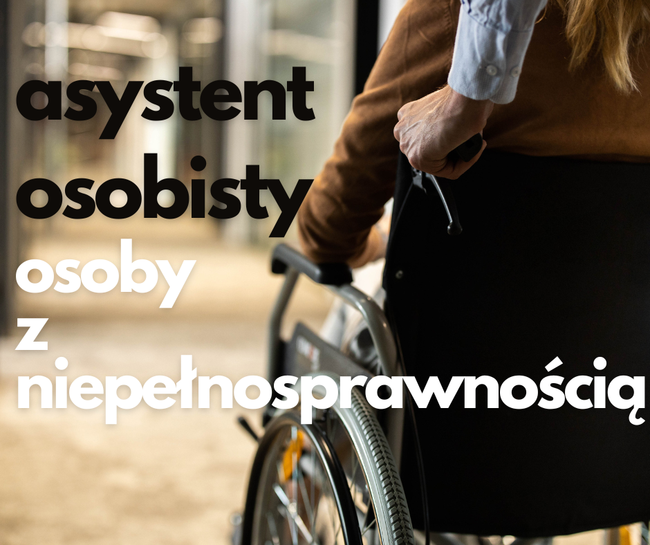 Osoba z niepełnosprawnością na wózku inwalidzkim jest przewożona korytarzem przez asystenta. Postaci widać od tyłu. Widzimy tylko rękę osoby asystującej.